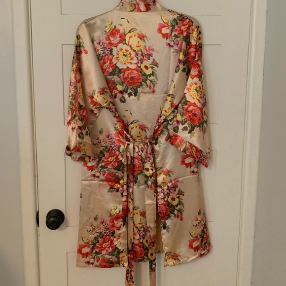 Satin robe - Picture 2 of 6